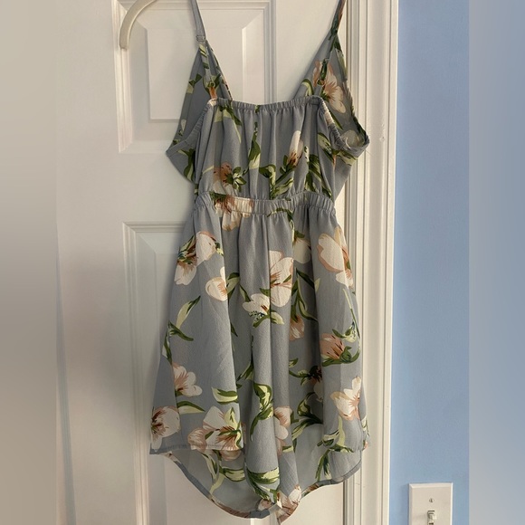 Floral Flowy Romper with a Cut Out and Bow - Picture 4 of 6